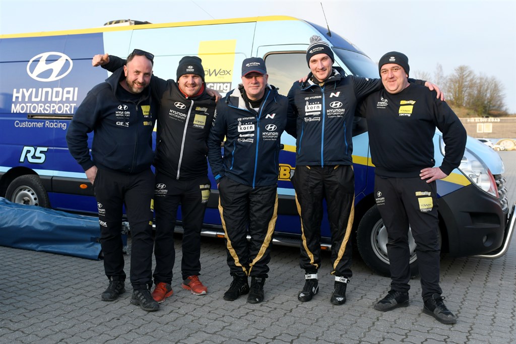 Hyundai Rally Team Danmark og service-trioen fra Kowax 2B Rally Team efter det skarpe opgør med tætte fartdueller på de nordjyske hastighedsprøver. Fra venstre Adrian Kargol, Bartosz Tuszakowski, Peter Egholm, Simon Vallentin og Grzegorz Kalarus.
(Foto: specialpress@gmail.com)